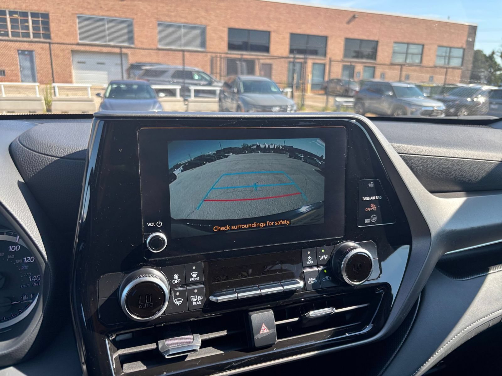 Used 2025 Toyota Highlander LE FWD image 25