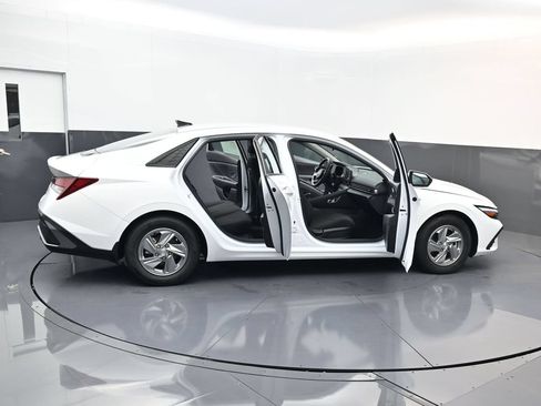 Certified 2026 Hyundai Elantra SE FWD image 29