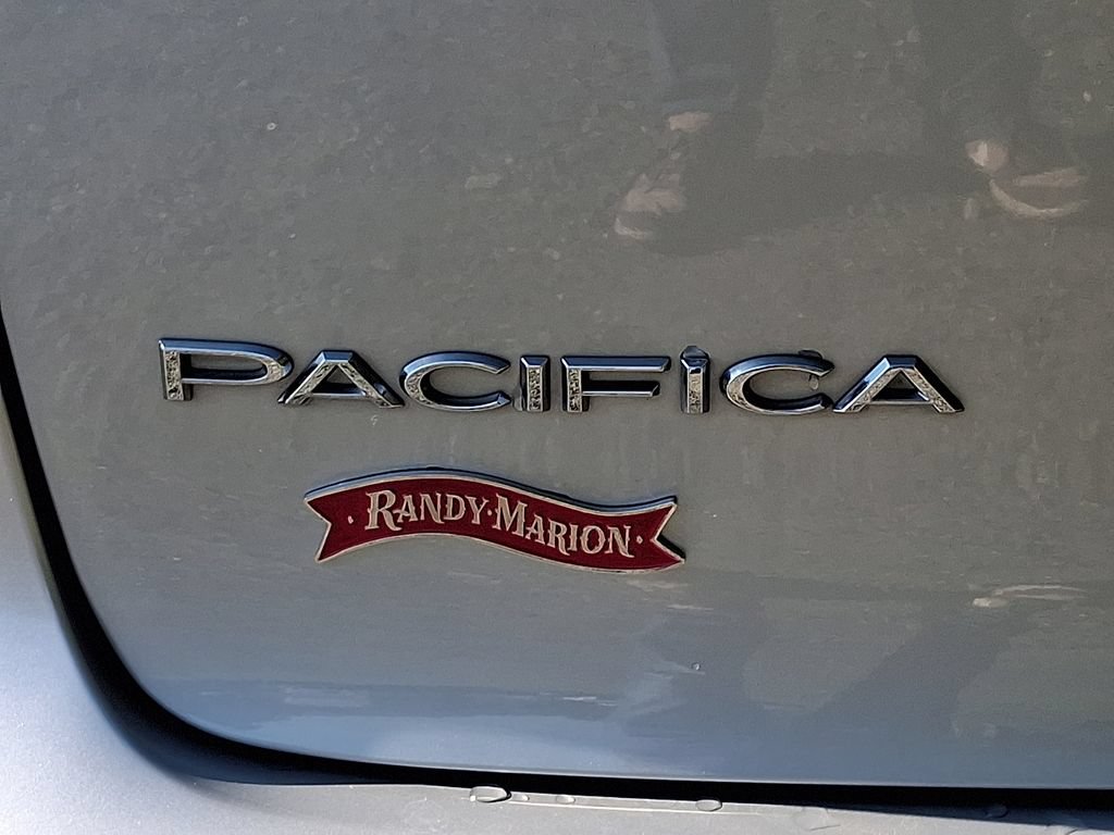 Used 2024 Chrysler Pacifica Touring-L FWD image 30