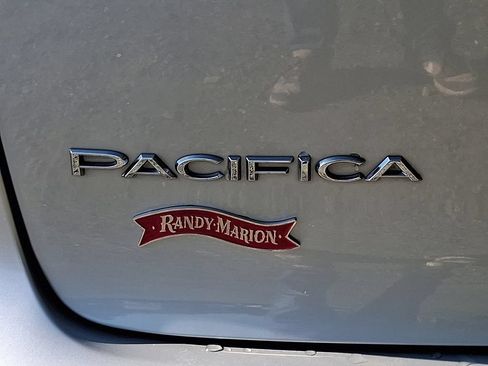 Used 2024 Chrysler Pacifica Touring-L FWD image 30