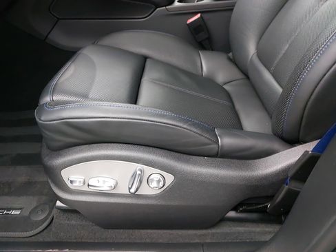 Certified 2025 Porsche Macan image 30