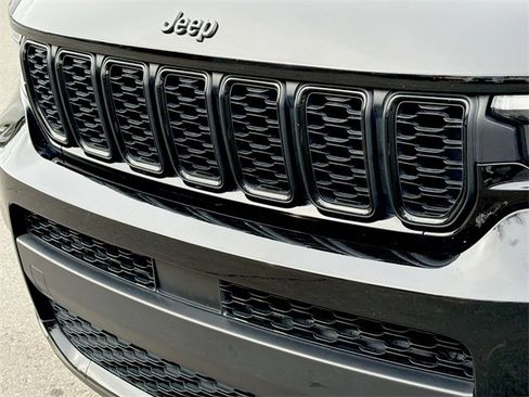 Used 2024 Jeep Grand Cherokee L Laredo image 17