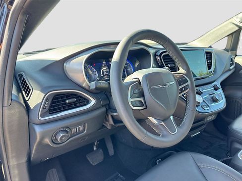 Used 2025 Chrysler Pacifica Select image 9