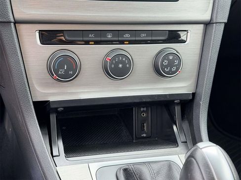 Used 2016 Volkswagen Golf S image 5