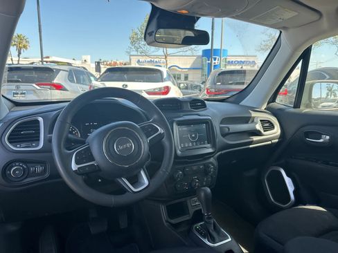 Used 2018 Jeep Renegade Latitude image 22