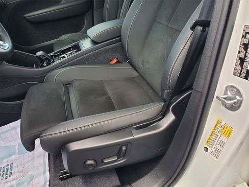 Used 2023 Volvo XC40 B5 Plus w/ Protection Package Premier image 21