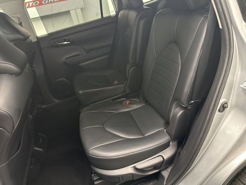 Used 2021 Toyota Highlander XLE AWD/4WD image 15