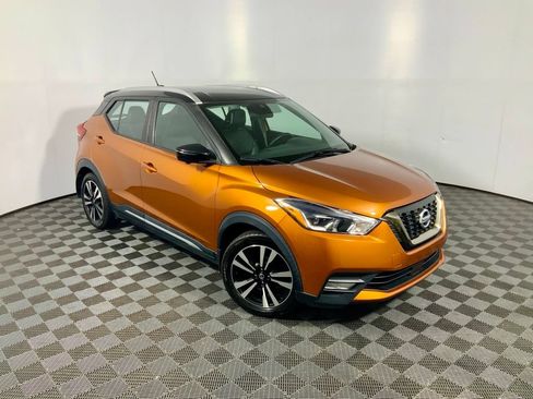 Used 2020 Nissan Kicks SR w/ SR Premium Package FWD image 2