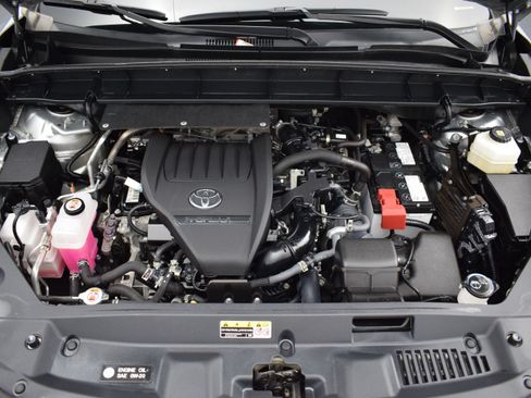 Used 2024 Toyota Highlander LE AWD/4WD image 9