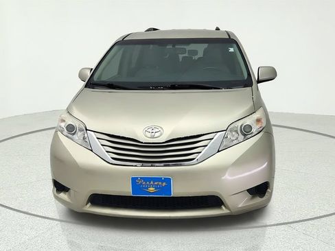 Used 2017 Toyota Sienna LE FWD image 2