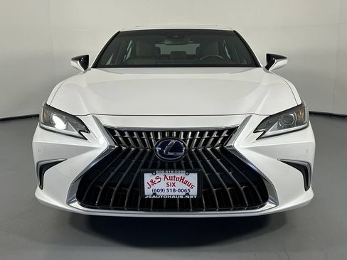 Used 2022 Lexus ES 300h w/ Luxury Package FWD image 2