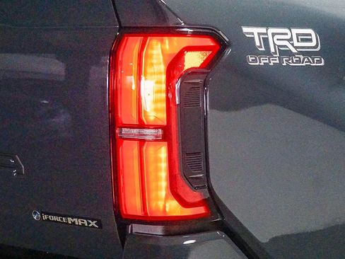 Certified 2025 Toyota Tacoma TRD Off-Road AWD/4WD image 12
