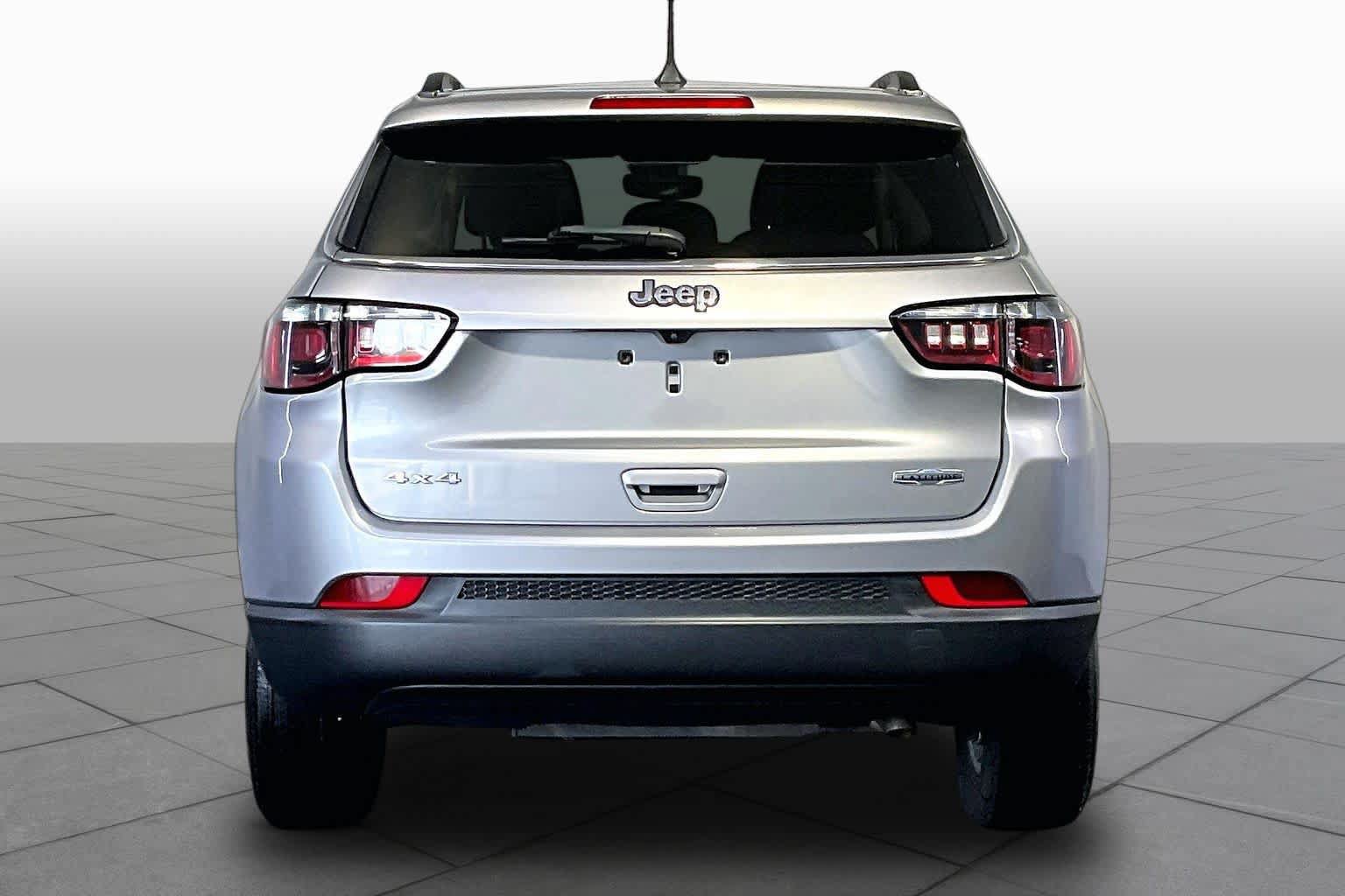 Used 2022 Jeep Compass Latitude w/ Sun and Sound Group AWD/4WD image 8