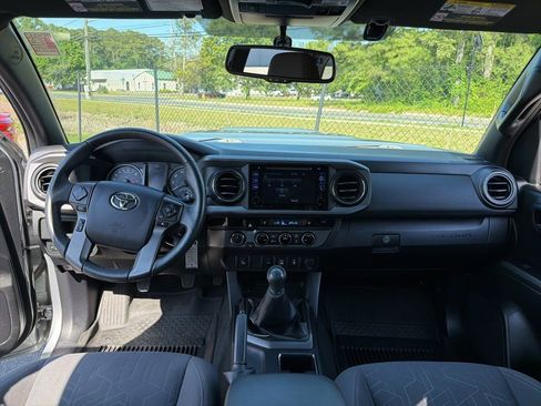 Used 2017 Toyota Tacoma TRD Sport w/ Premium & Technology Package AWD/4WD image 8