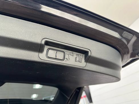 Used 2020 Ford Explorer XLT w/ Equipment Group 202A AWD/4WD image 46