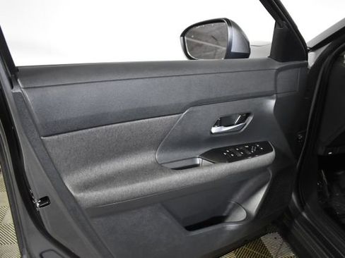 Certified 2025 Nissan Kicks SV AWD/4WD image 7