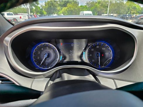 Used 2025 Chrysler Pacifica Select FWD image 20