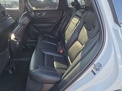 Used 2021 Volvo XC60 T5 Momentum w/ Premium Package image 27