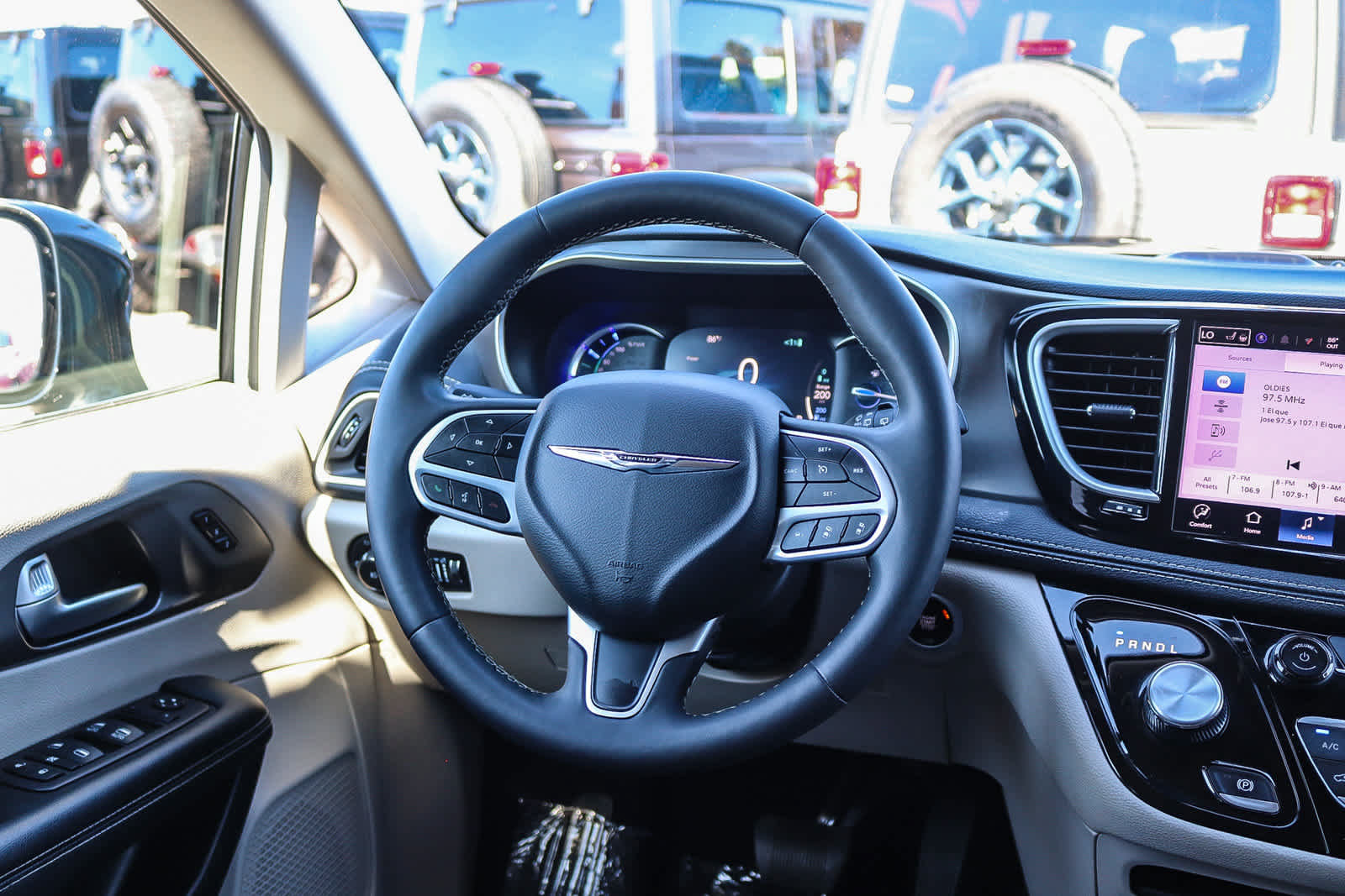 Used 2024 Chrysler Pacifica Limited FWD image 15