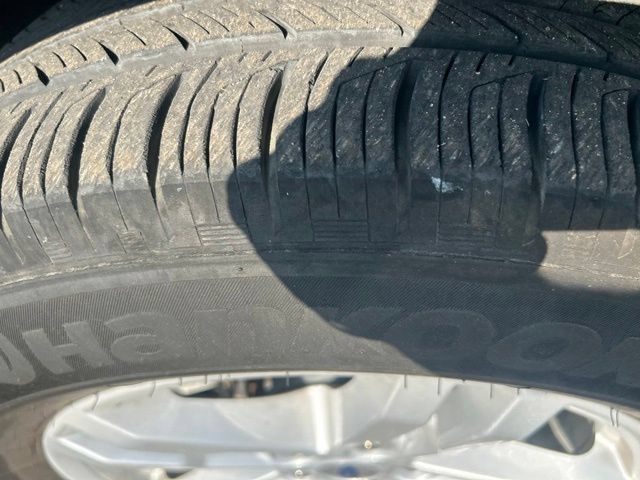 Used 2023 Ford Explorer XLT AWD/4WD image 17