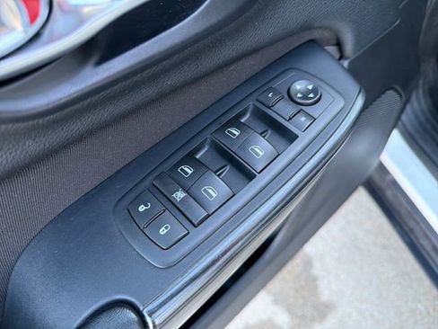 Used 2016 Jeep Cherokee Sport image 11