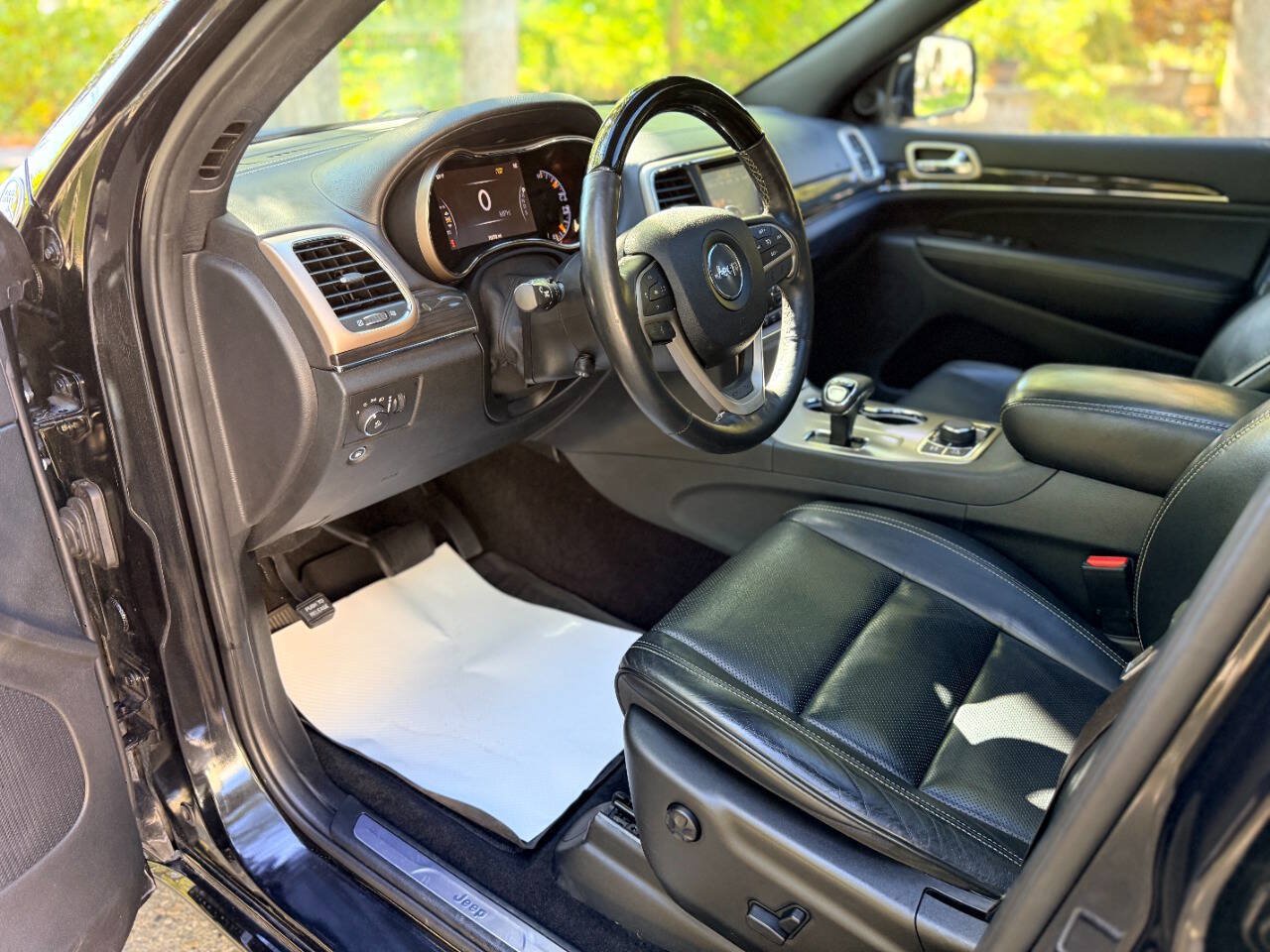 Used 2015 Jeep Grand Cherokee Overland AWD/4WD image 3