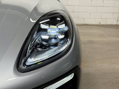 Certified 2023 Porsche Macan AWD/4WD image 10