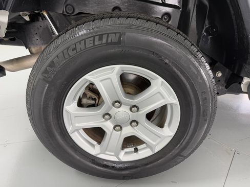 Used 2019 Jeep Wrangler Unlimited Sport S AWD/4WD image 13
