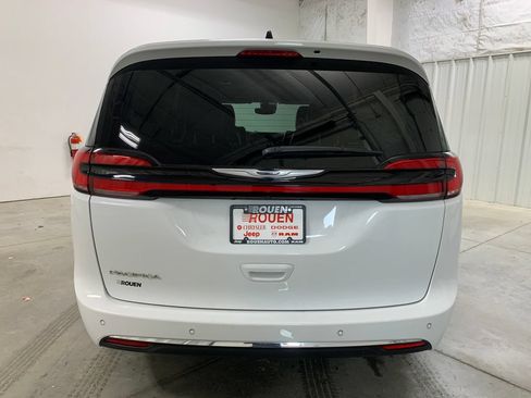 Used 2024 Chrysler Pacifica Touring-L FWD image 7