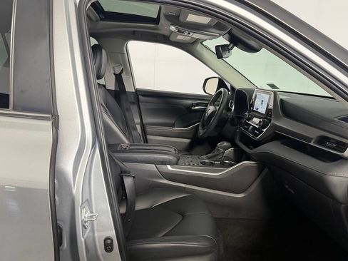 Used 2025 Toyota Highlander XLE FWD image 33