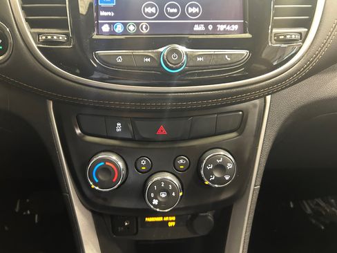 Used 2021 Chevrolet Trax LT w/ Sport Edition FWD image 17