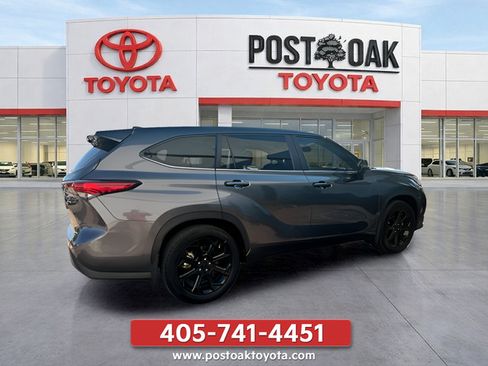 Used 2023 Toyota Highlander LE FWD image 9