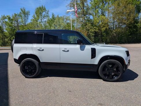 Used 2026 Land Rover Defender 110 X-Dynamic SE AWD/4WD image 9