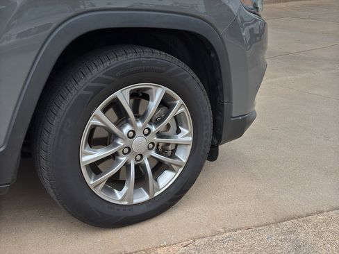 Used 2019 Jeep Cherokee Latitude Plus w/ Comfort/Convenience Group FWD image 10