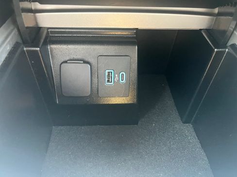Used 2022 Ford Explorer Limited w/ Equipment Group 301A AWD/4WD image 27