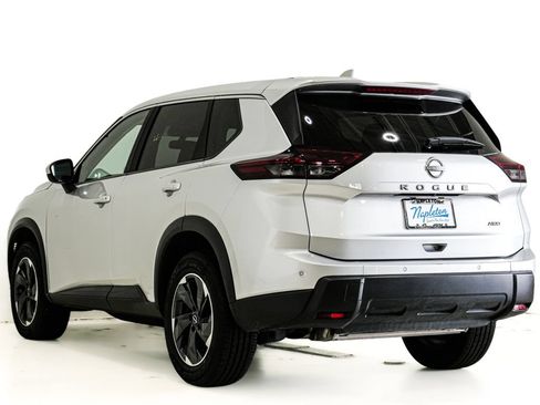 Used 2025 Nissan Rogue SV AWD/4WD image 8