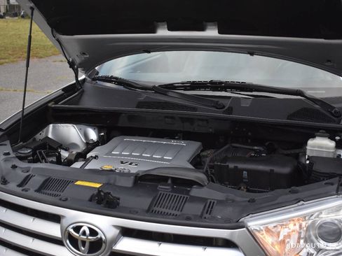 Used 2012 Toyota Highlander Limited w/ Tow Pkg AWD/4WD image 29