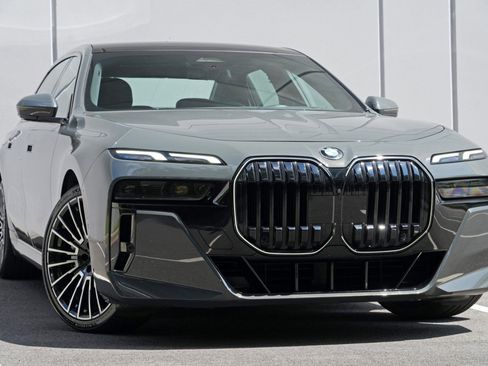 Used 2026 BMW 740i w/ Premium Package RWD image 4
