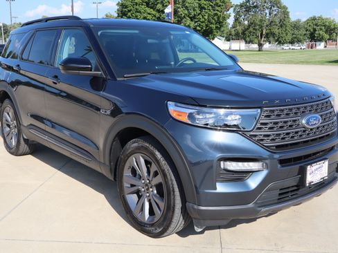 Used 2024 Ford Explorer XLT w/ Equipment Group 202A AWD/4WD image 3