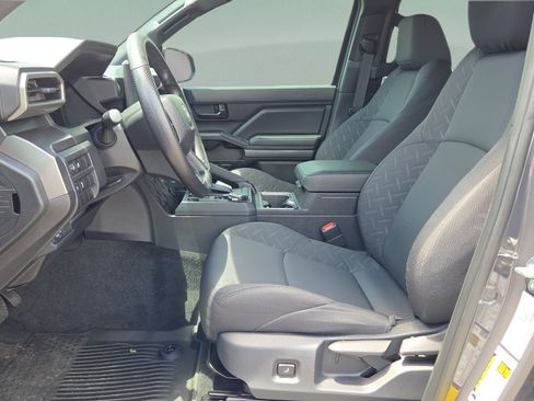 Certified 2025 Toyota Tacoma SR5 AWD/4WD image 10