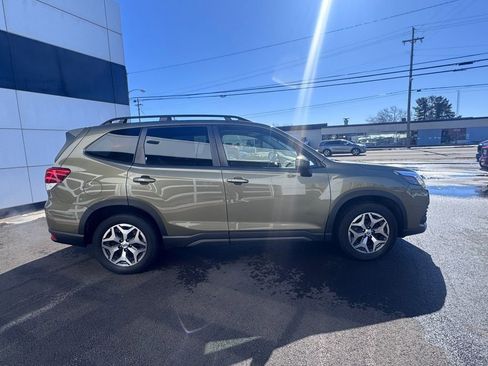 Used 2022 Subaru Forester Premium AWD/4WD image 6