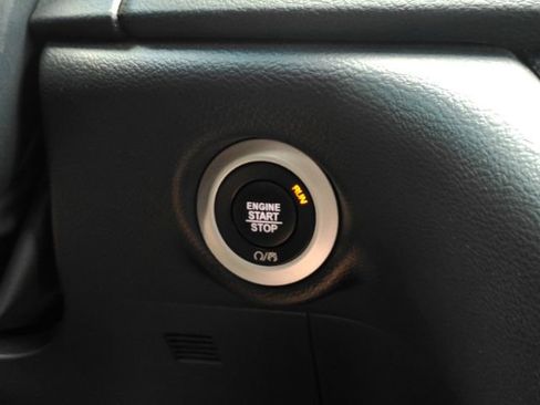 Used 2025 Chrysler Pacifica Select image 44