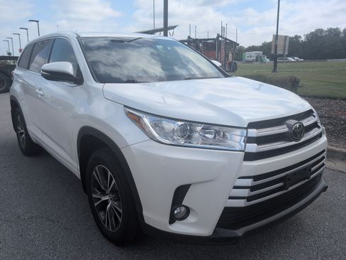 Used 2017 Toyota Highlander Plus AWD/4WD image 6