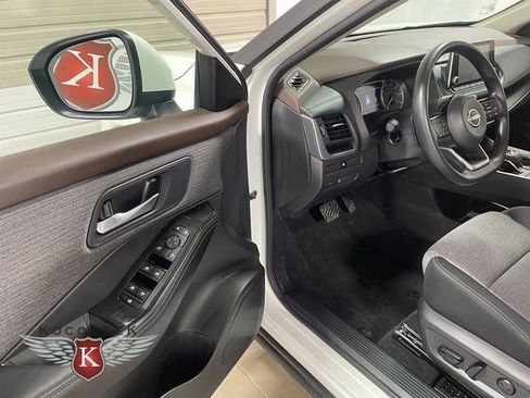 Used 2023 Nissan Rogue SV image 11