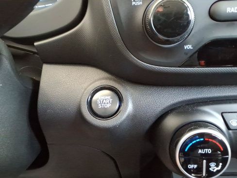 Certified 2025 Hyundai Venue SEL FWD image 28