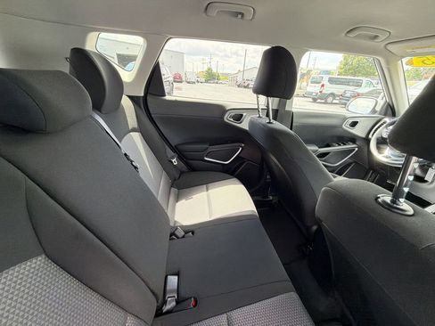 Used 2025 Kia Soul LX w/ LX Technology Package FWD image 14