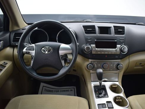 Used 2012 Toyota Highlander FWD w/ Tech Pkg image 16