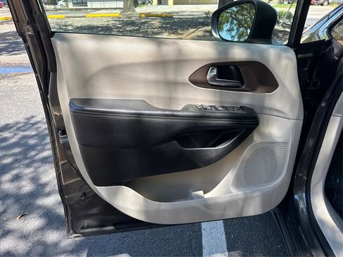 Used 2020 Chrysler Voyager Lxi image 20