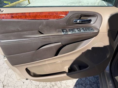 Used 2013 Chrysler Town & Country Touring-L w/ Driver Convenience Group FWD image 13