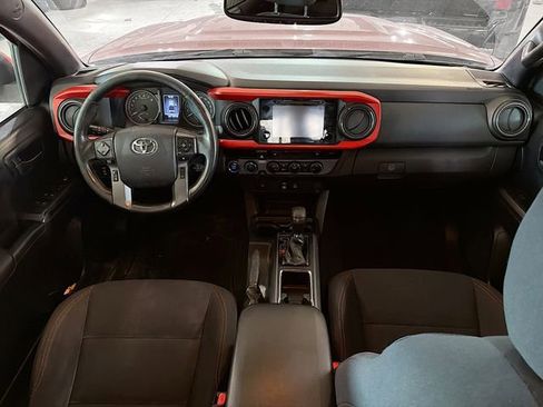 Used 2018 Toyota Tacoma SR5 AWD/4WD image 10